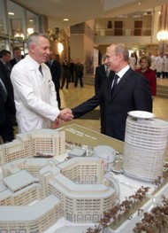 Глава Правительства у макета строящегося ЛРК 2