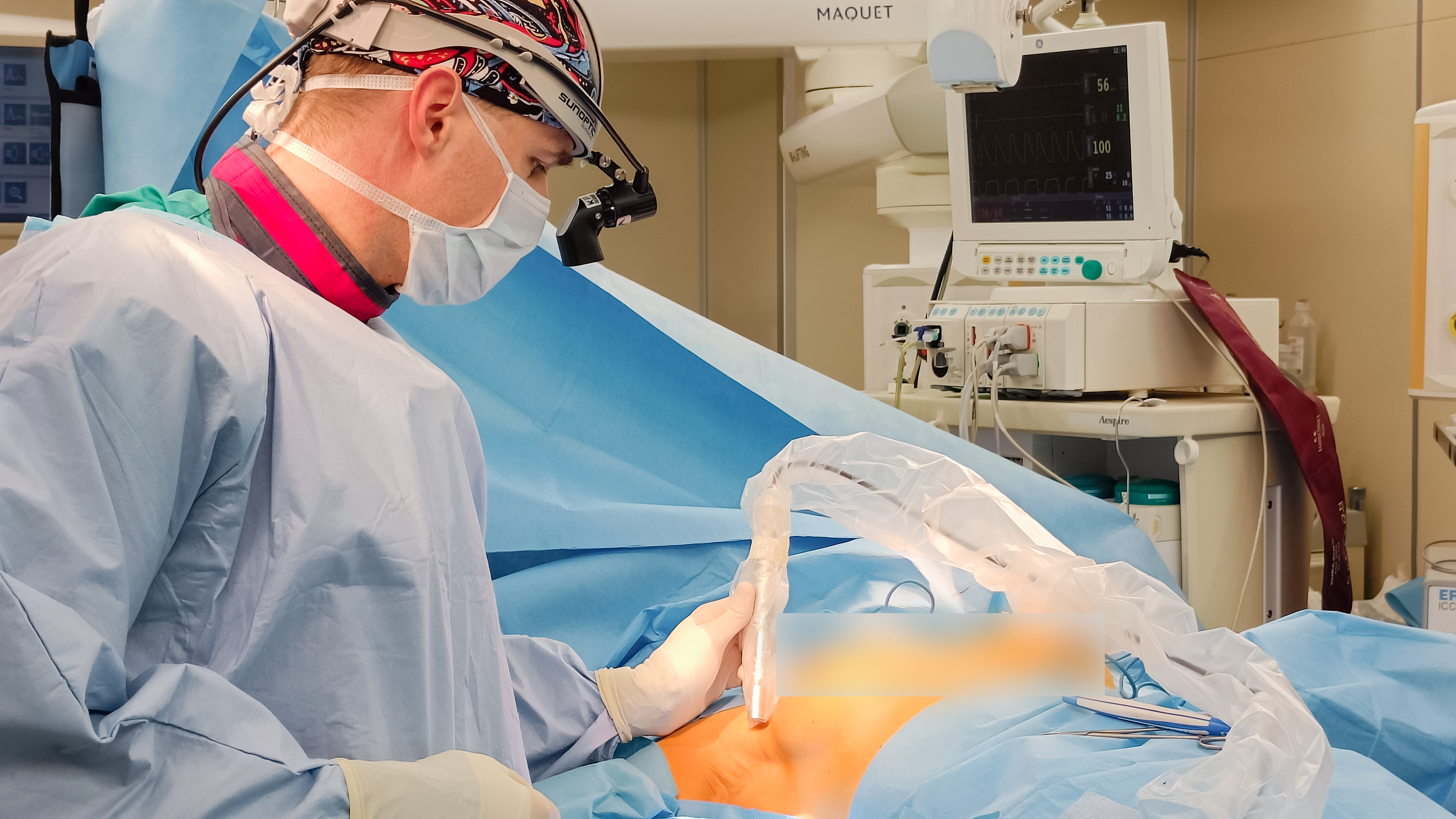 7 Использование гаммазонда хирургом во время операции для поиска сторожевых лимфатических узлов_0